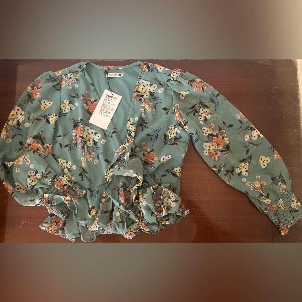 Wrap around top NWT - Picture 7 of 7